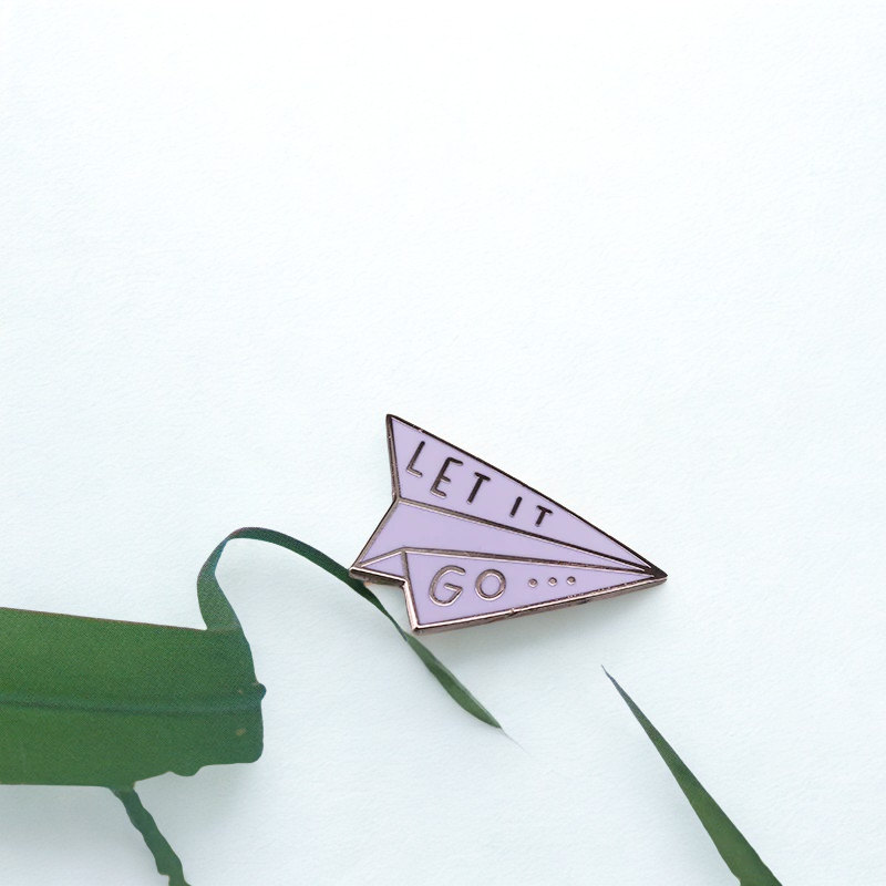 Pin's origami avion "Let it go"