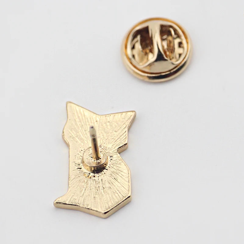 White cat pin
